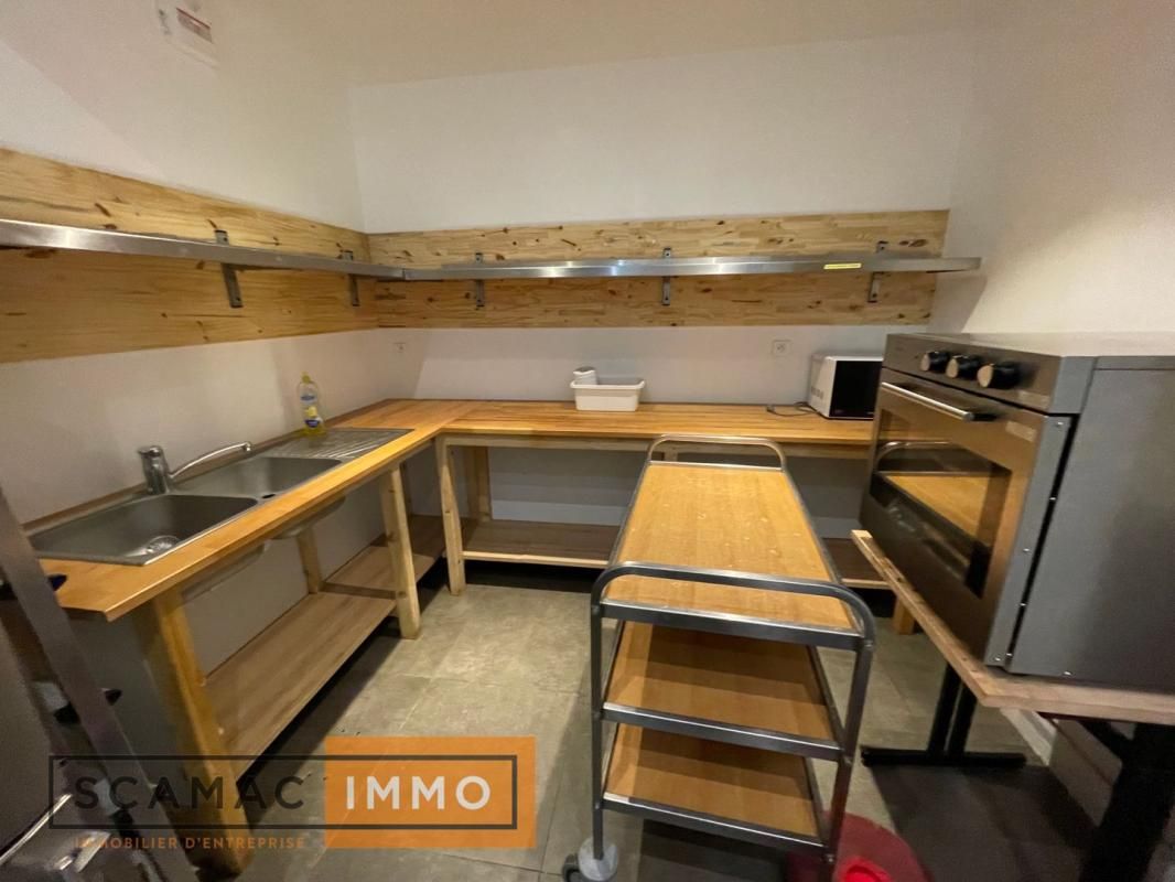 local d'activités de 1 100m², Pringy (Seine-et-Marne)