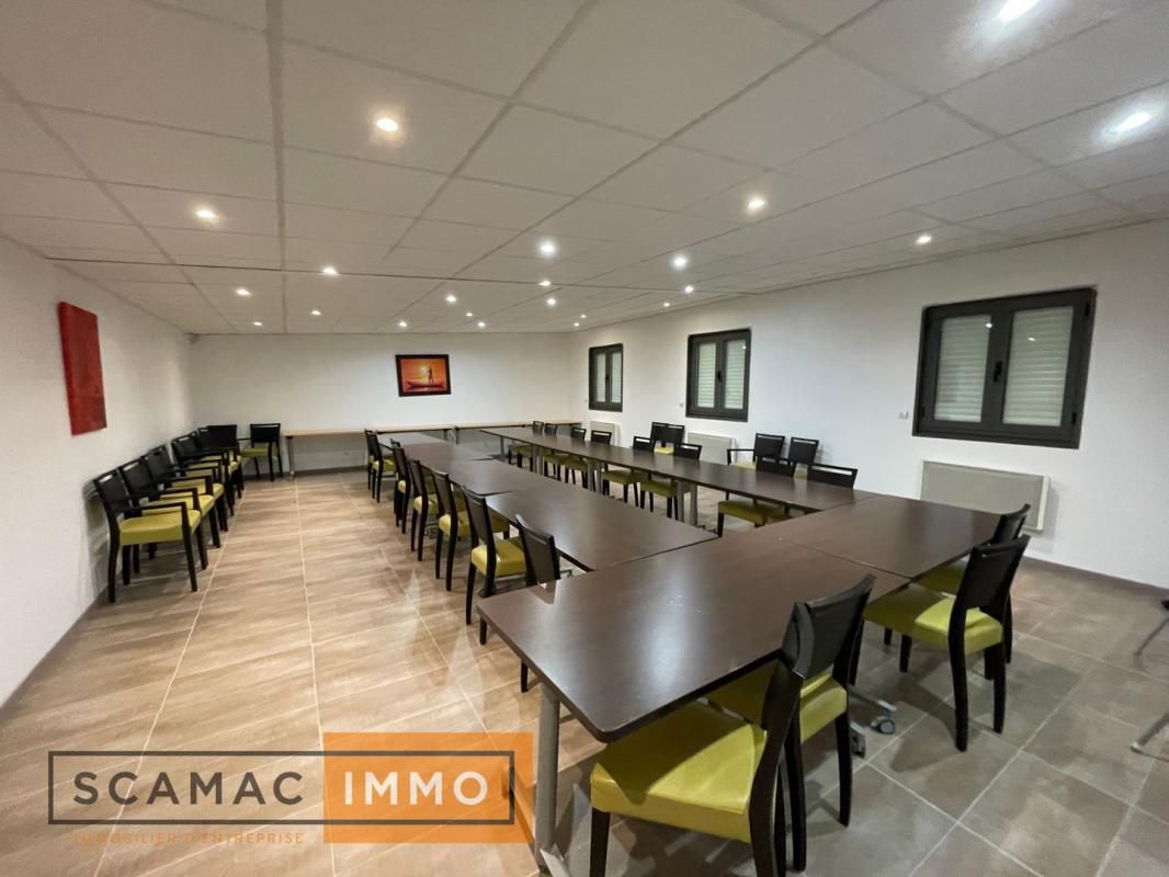 local d'activités de 1 100m², Pringy (Seine-et-Marne)