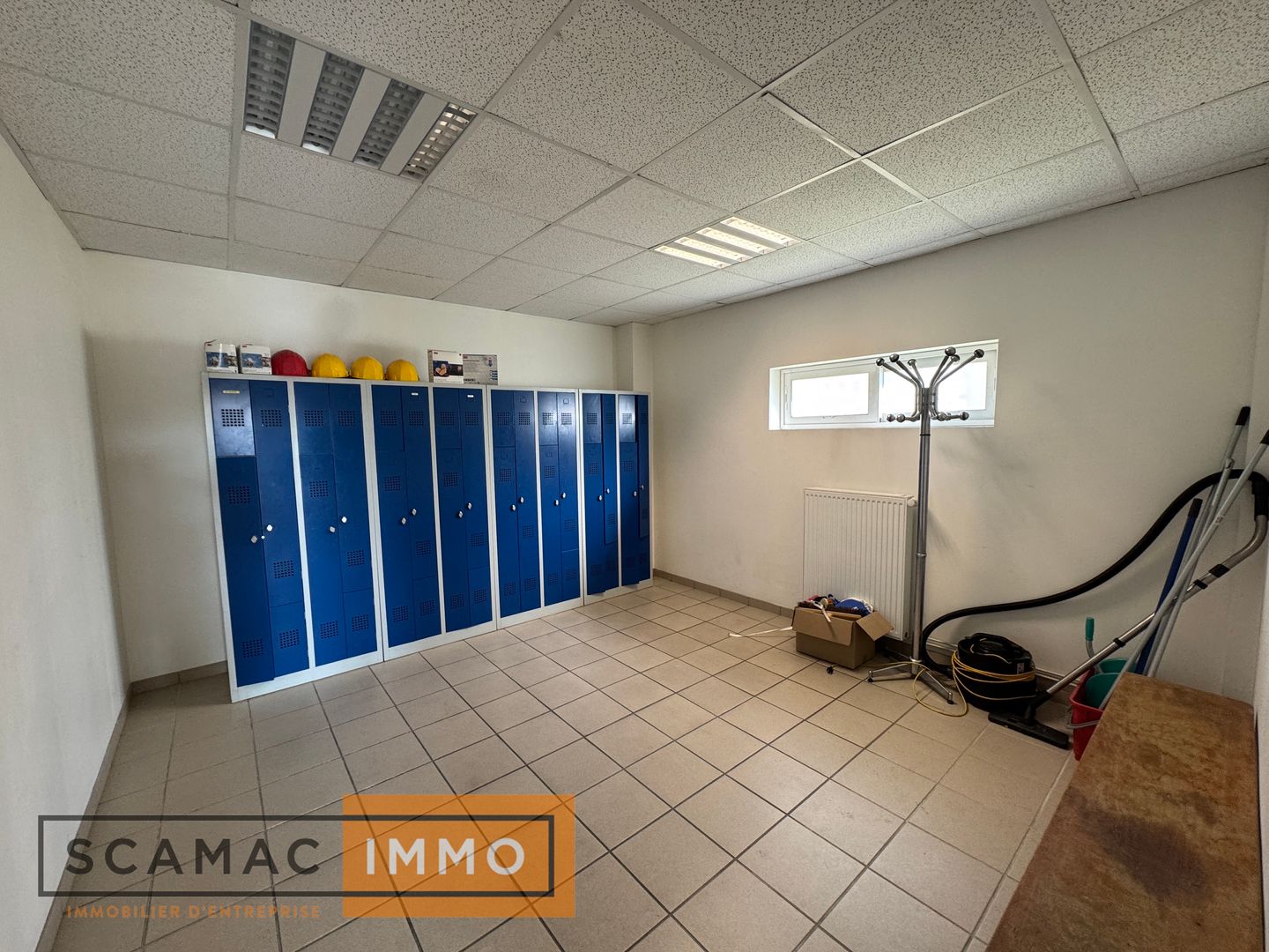 entrepôt de 1&nbsp;483m², La Ville-du-Bois (Essonne)