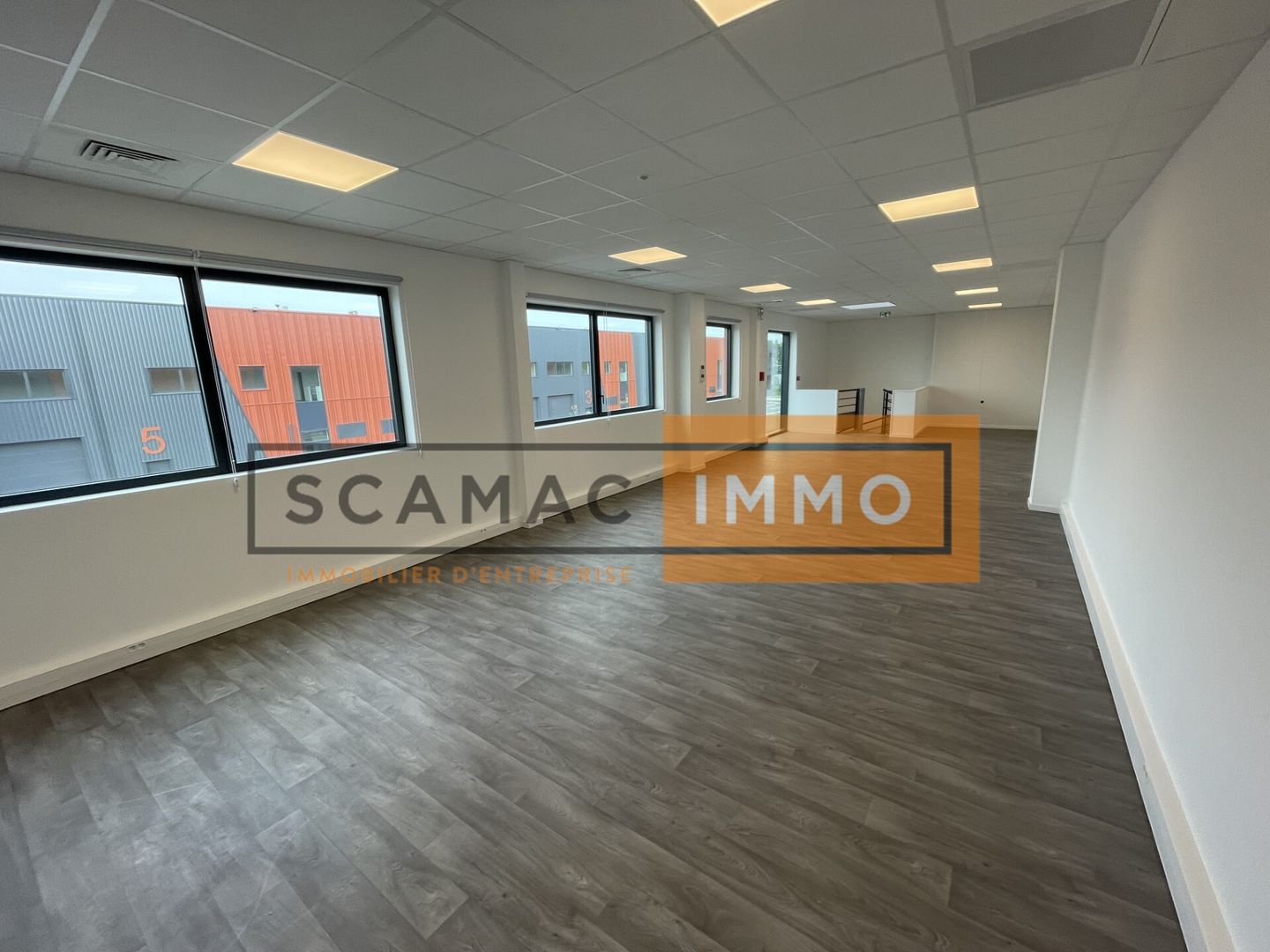 local d'activités de 599m², Saint-Ouen-l'Aumône (Val-d'Oise)