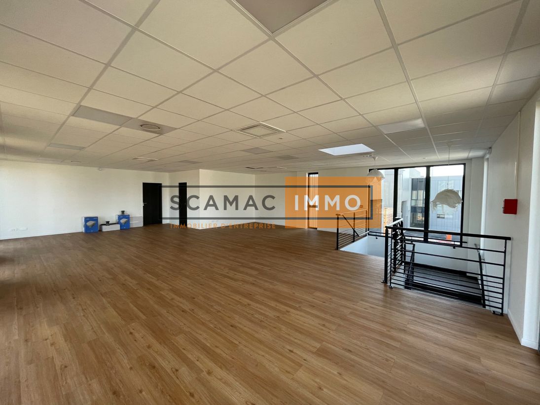 local d'activités de 781m², Chanteloup-en-Brie (Seine-et-Marne)