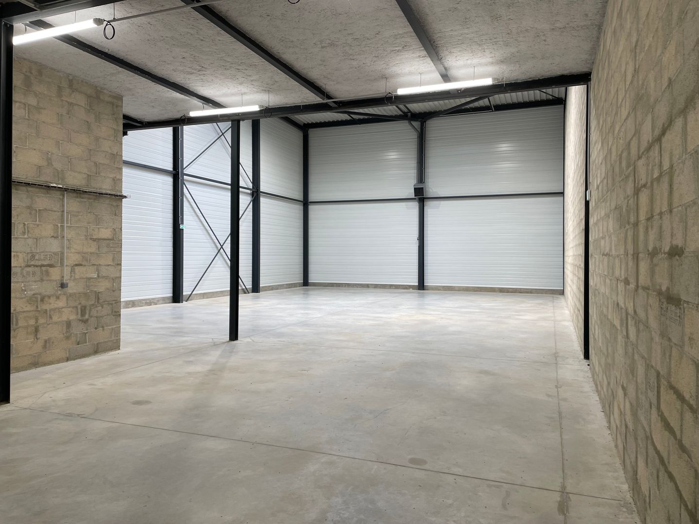 local d'activités de 383m², Roissy-en-France (Val-d'Oise)