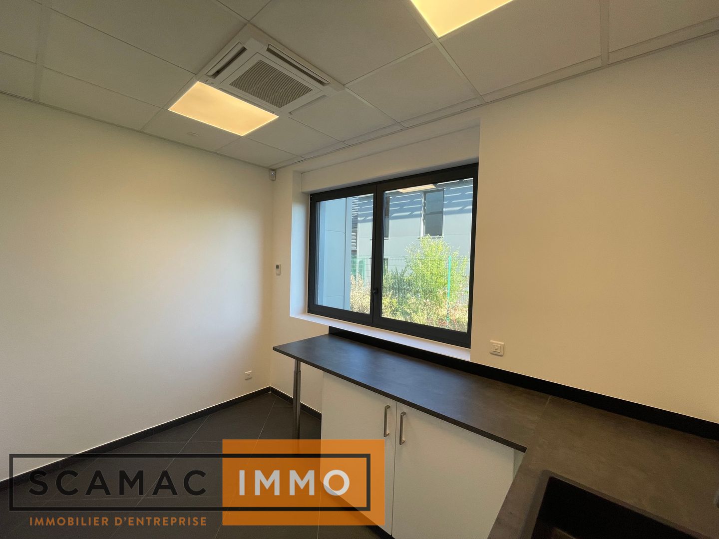 bureau de 144m², Saint-Pierre-du-Perray (Essonne)