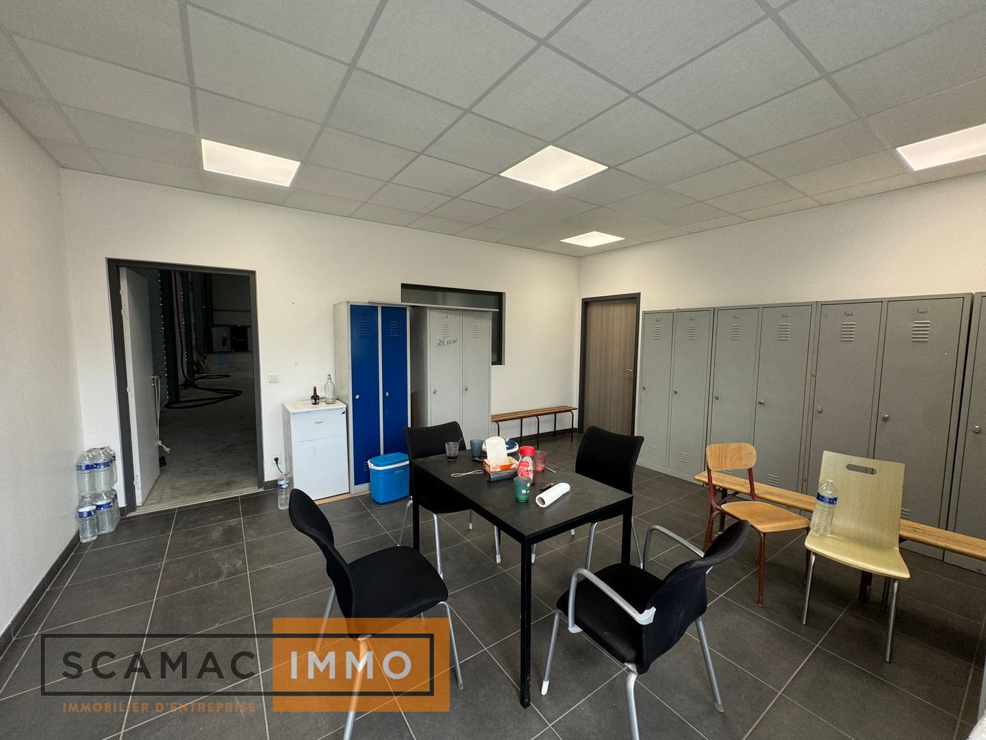 local d'activités de 996m², Lieusaint (Seine-et-Marne)