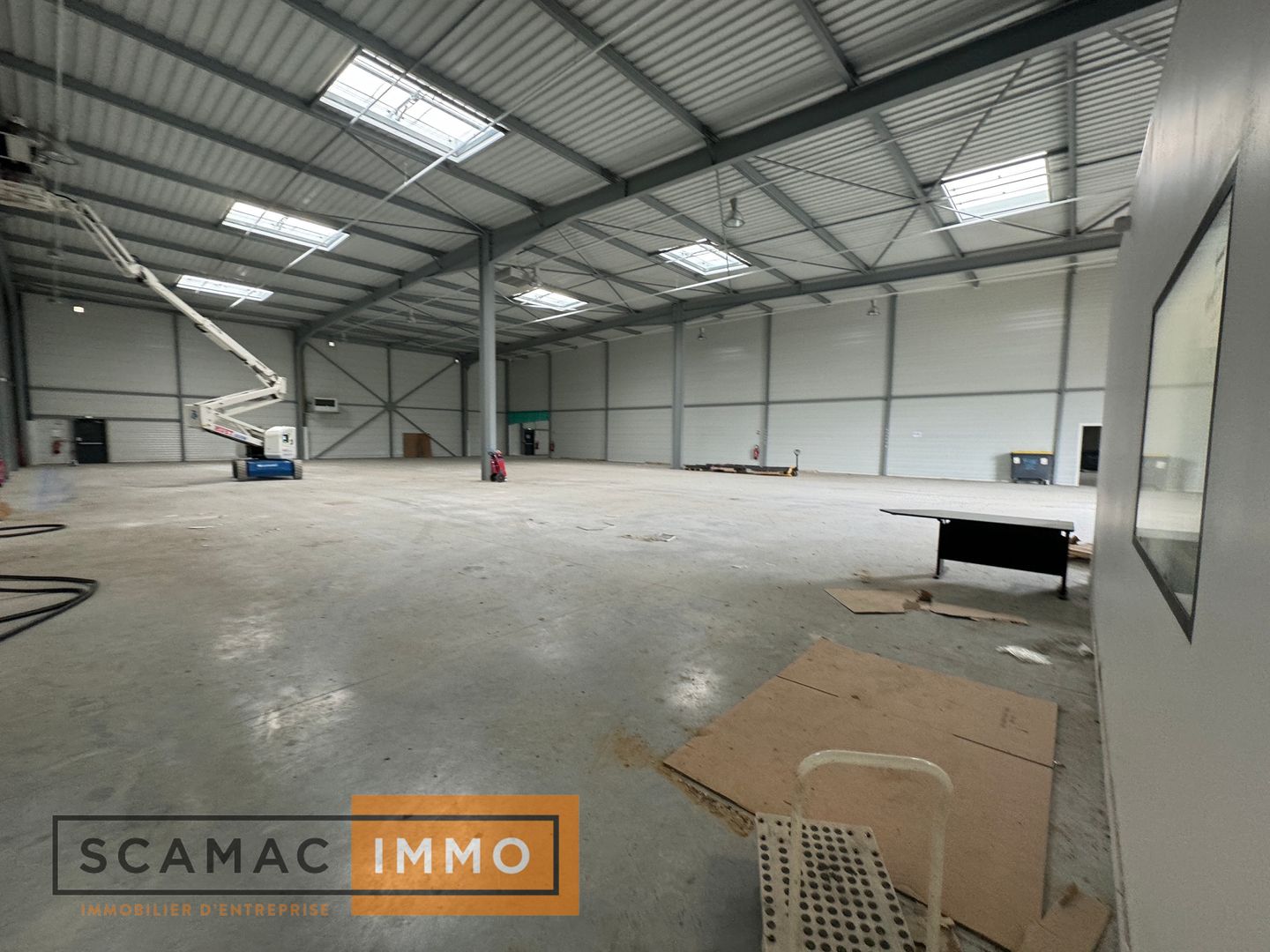 local d'activités de 996m², Lieusaint (Seine-et-Marne)