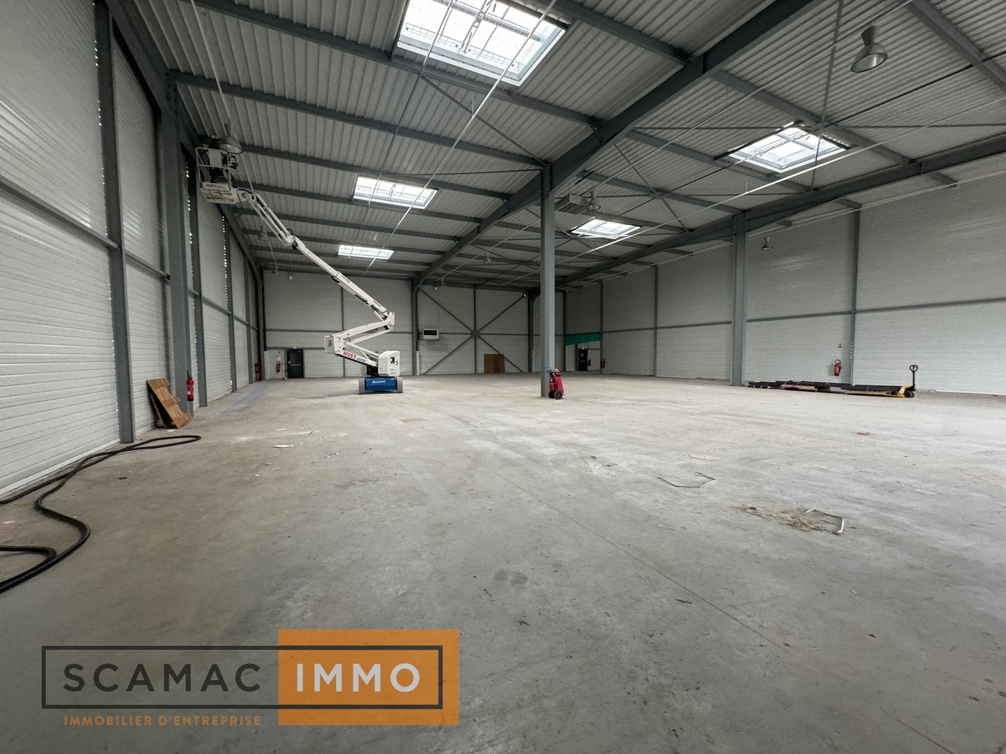 local d'activités de 996m², Lieusaint (Seine-et-Marne)