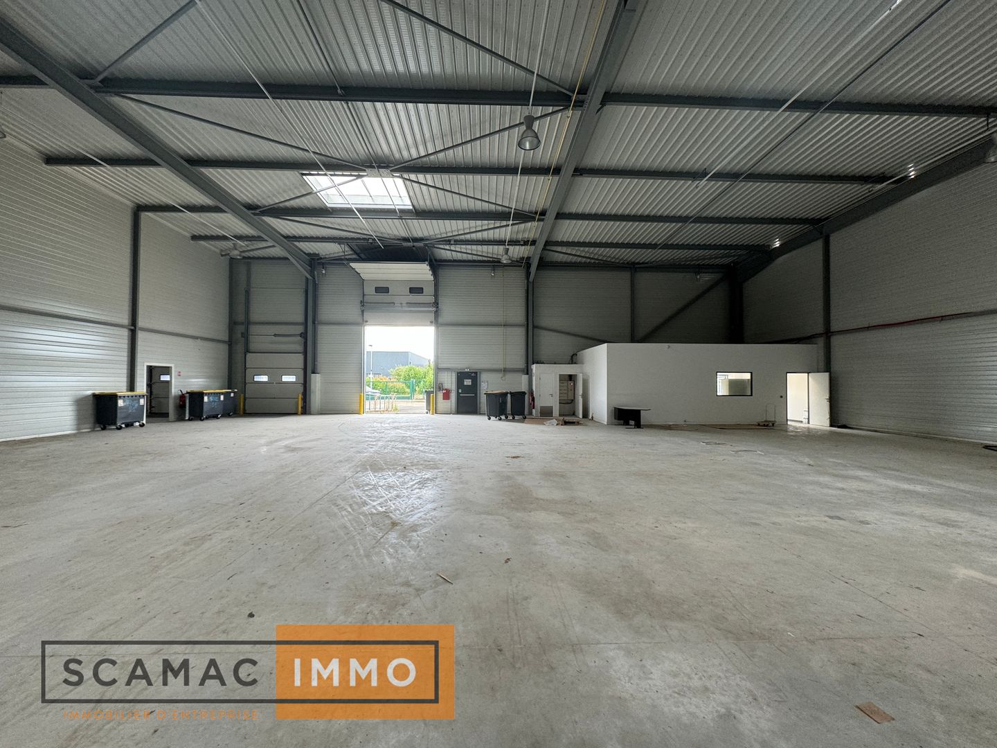 local d'activités de 996m², Lieusaint (Seine-et-Marne)