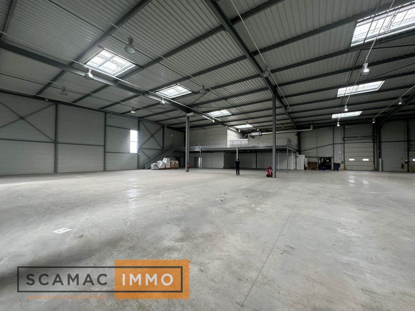 local d'activités de 996m², Lieusaint (Seine-et-Marne)