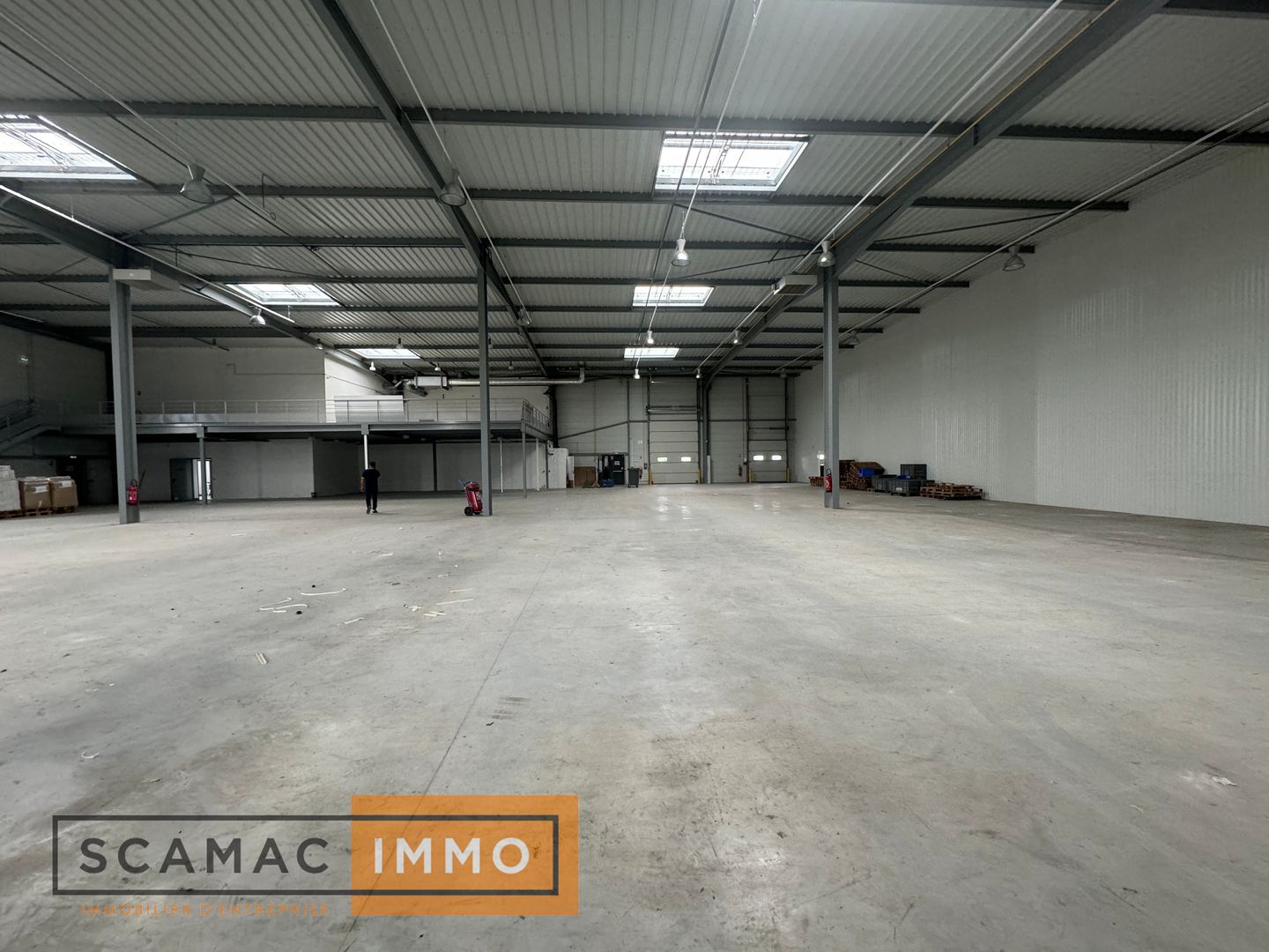 local d'activités de 996m², Lieusaint (Seine-et-Marne)