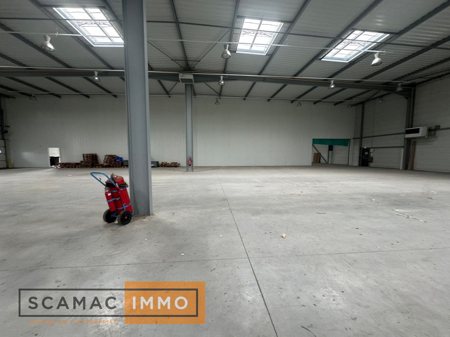 local d'activités de 996m², Lieusaint (Seine-et-Marne)