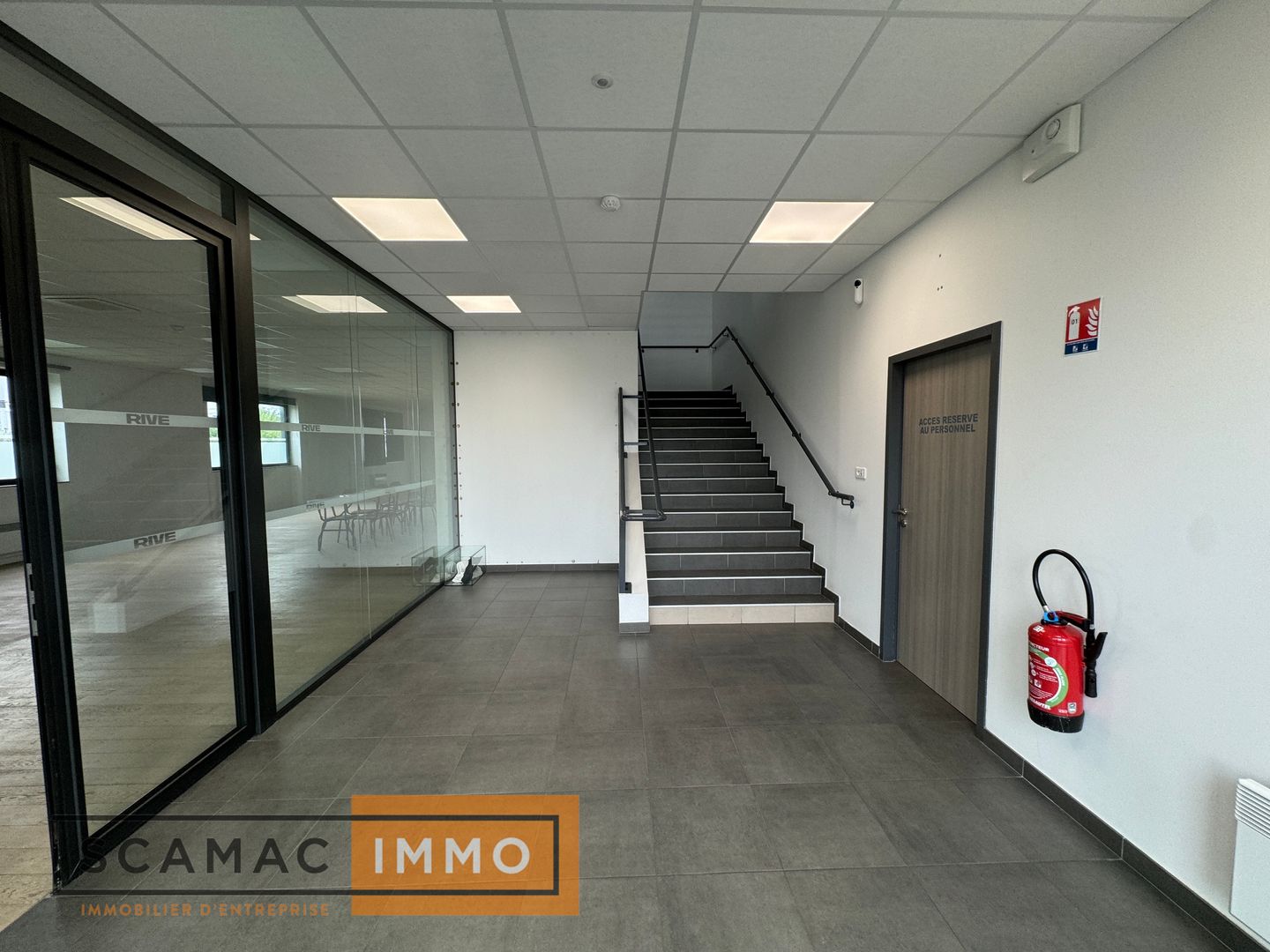 local d'activités de 996m², Lieusaint (Seine-et-Marne)
