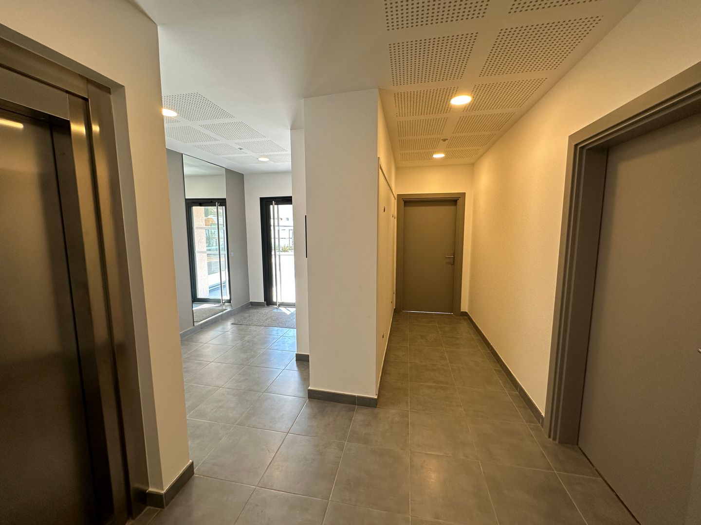 local d'activités de 96m², Fréjus (Var)