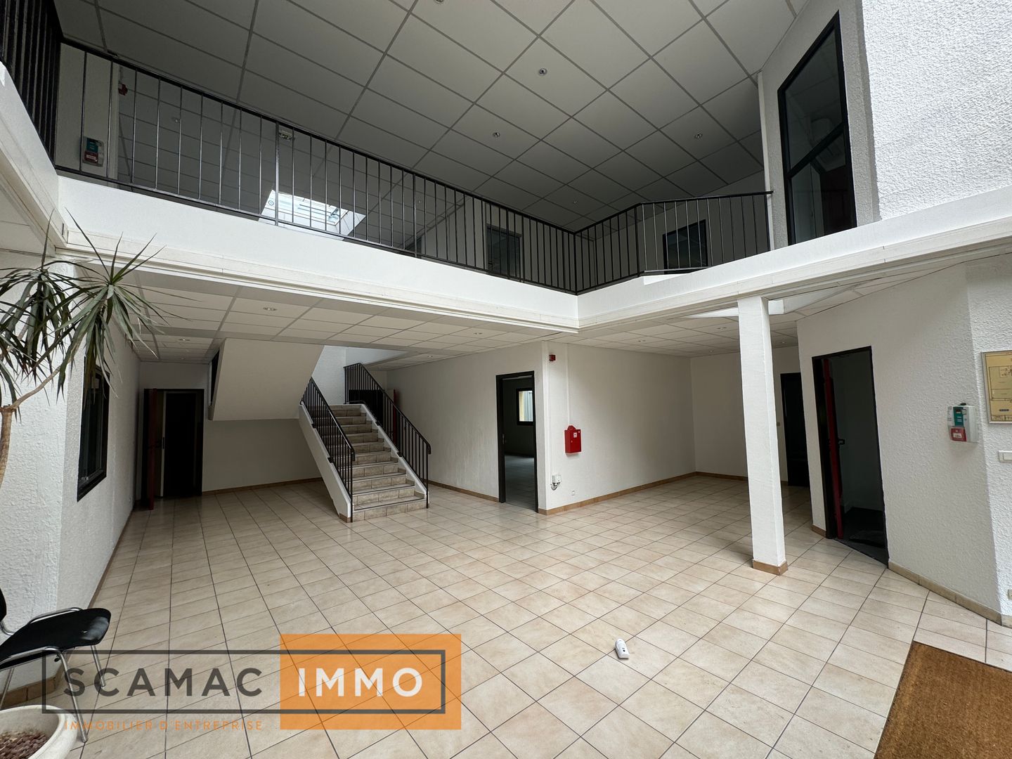 local d'activités de 3&nbsp;070m², Lisses (Essonne)
