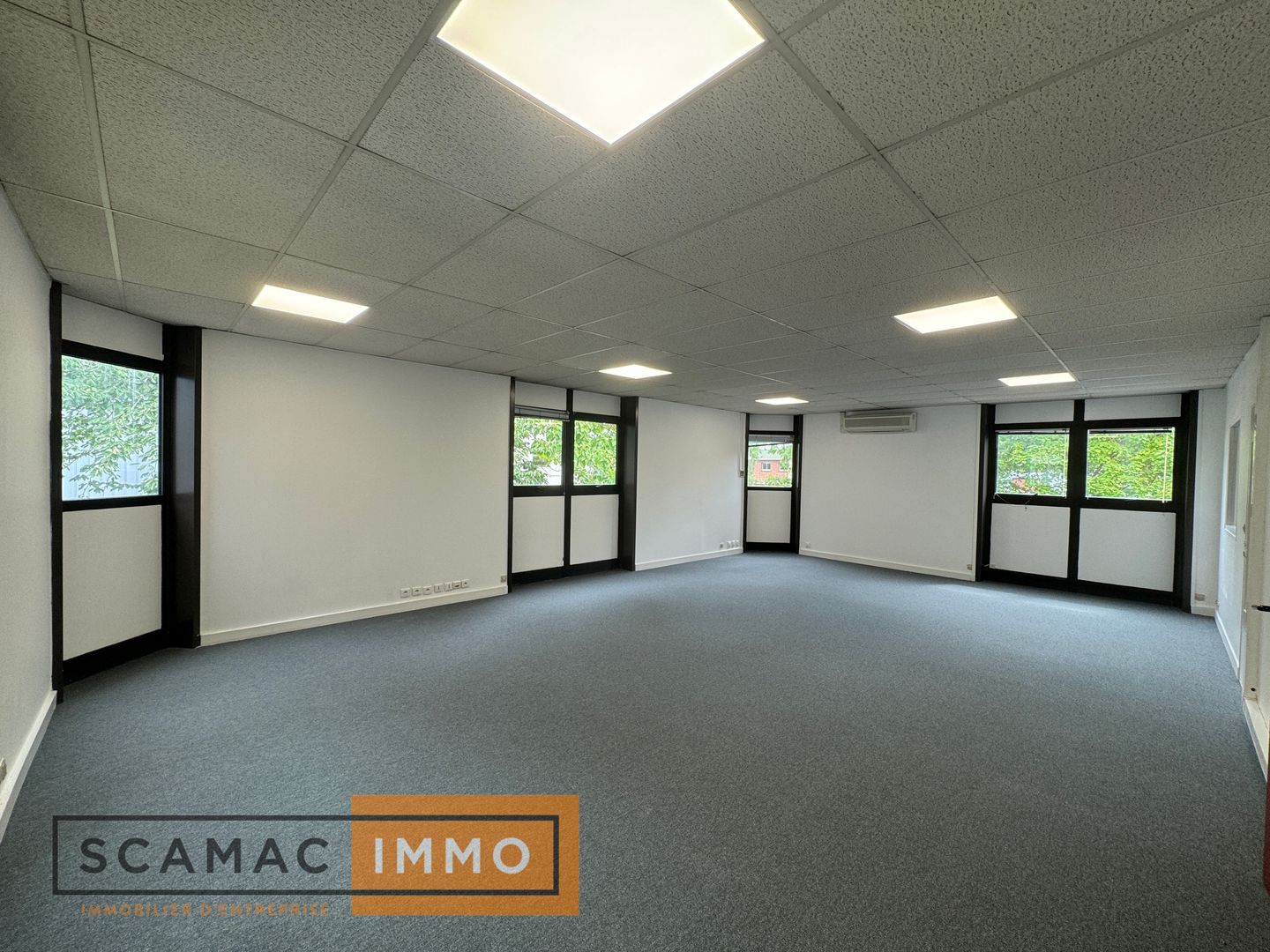 local d'activités de 3&nbsp;070m², Lisses (Essonne)