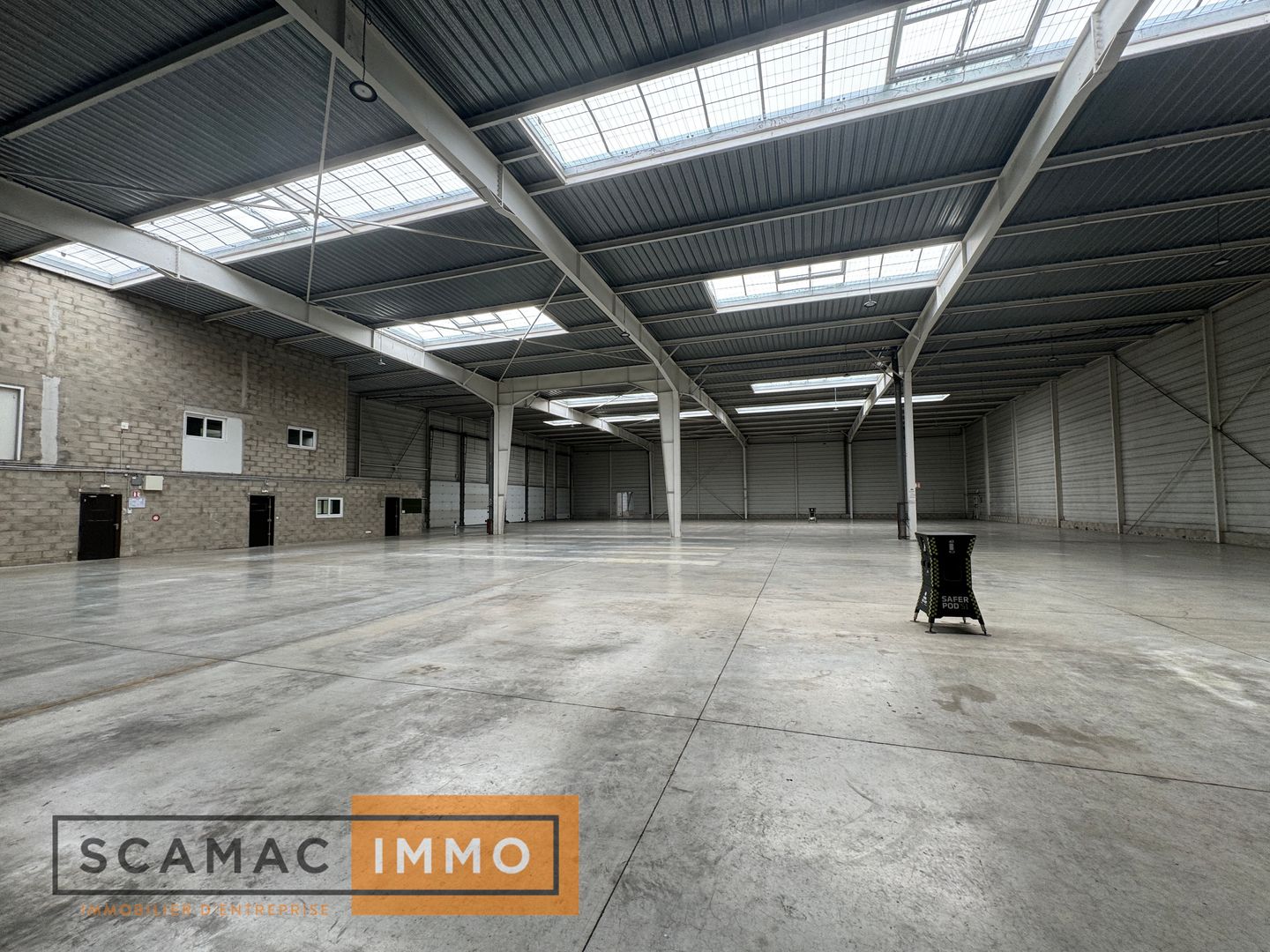 local d'activités de 3&nbsp;070m², Lisses (Essonne)