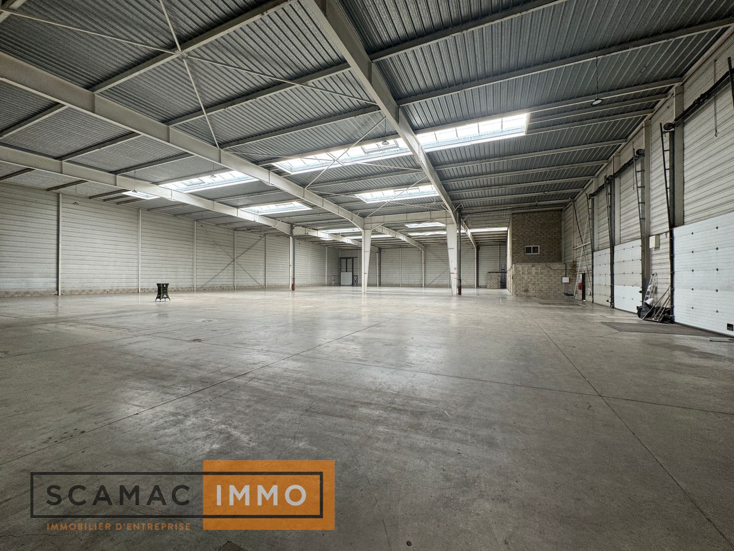 local d'activités de 3&nbsp;070m², Lisses (Essonne)
