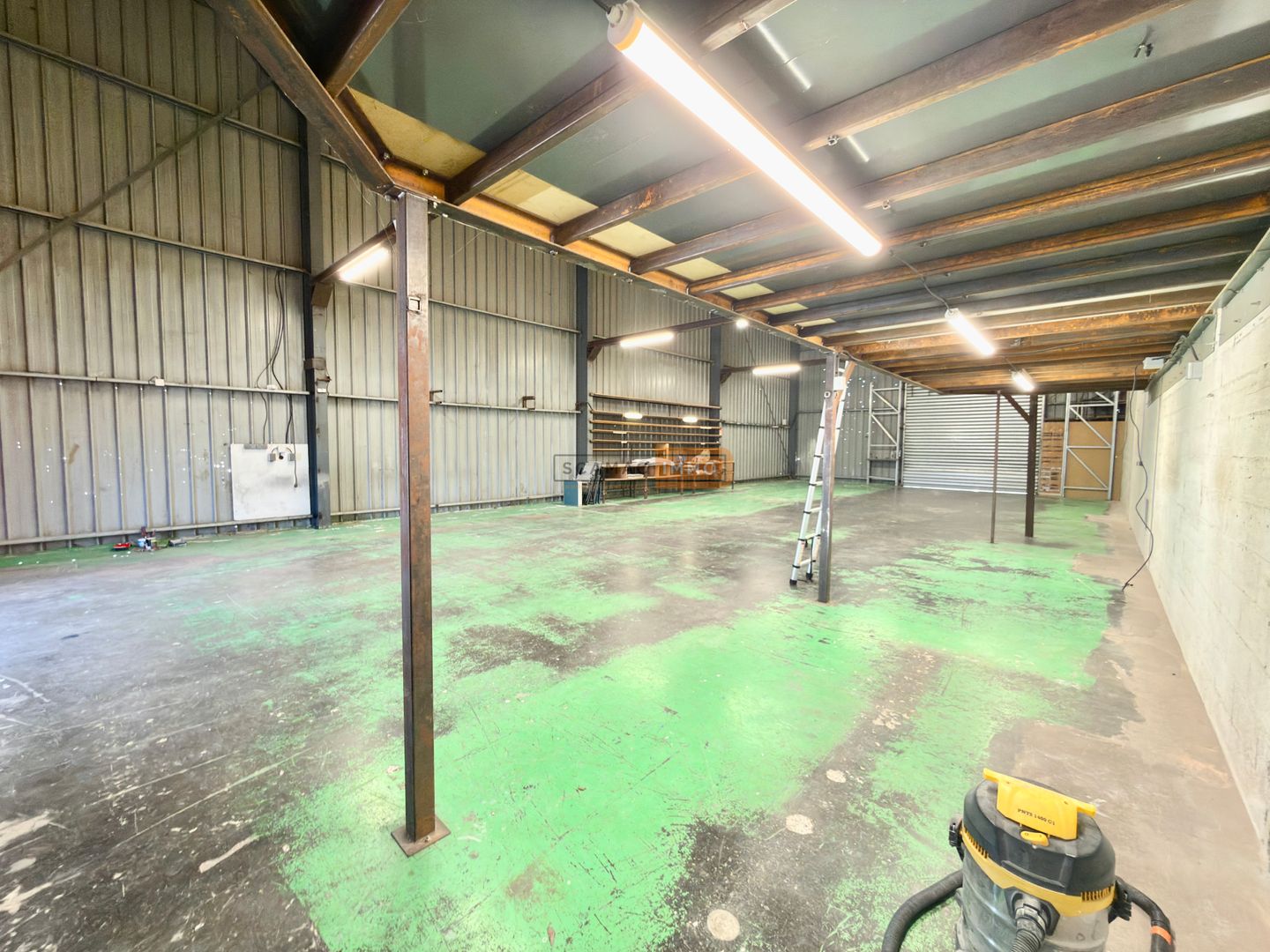 local d'activités de 320m², Le Muy (Var)