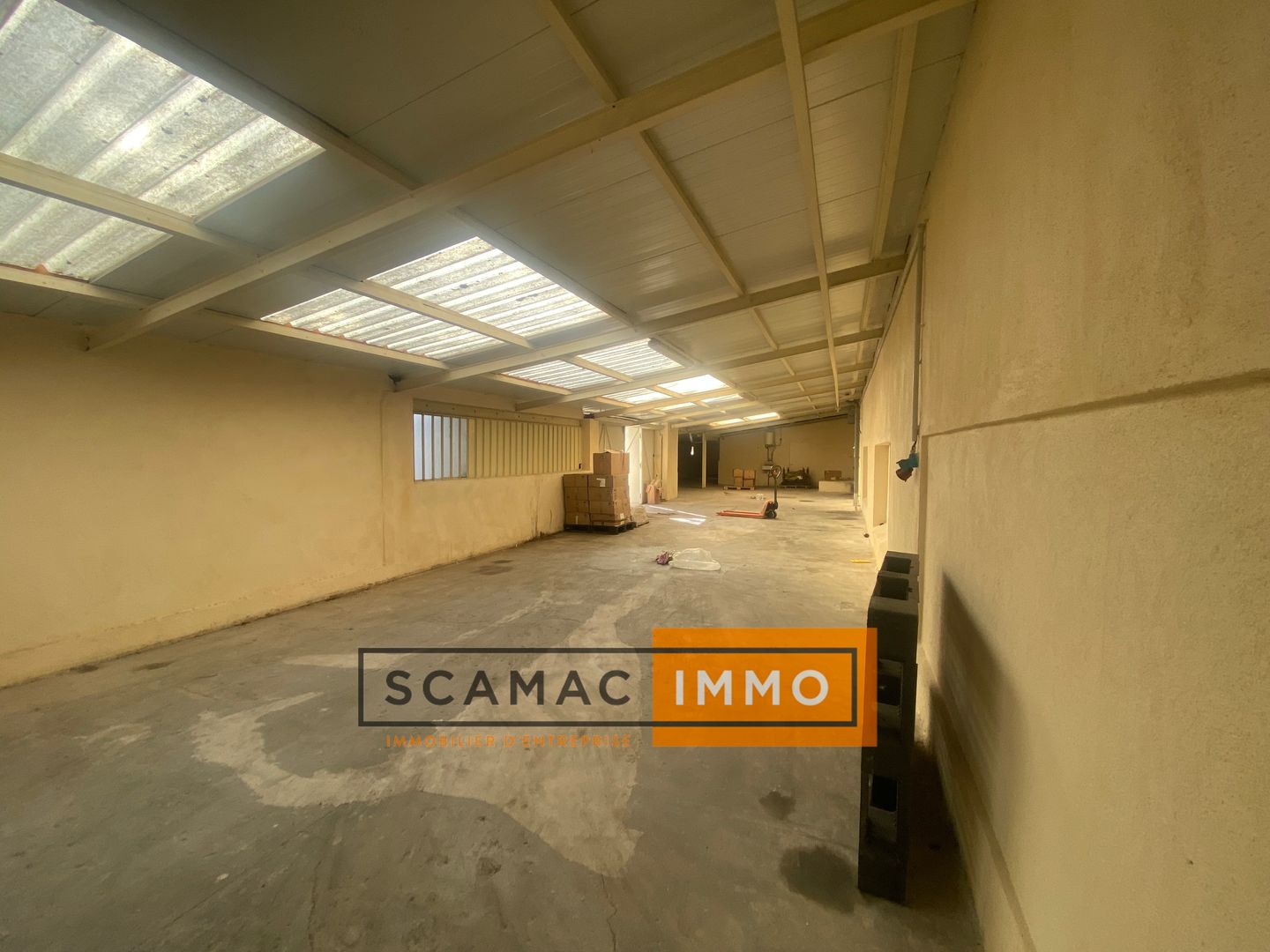 entrepôt de 643m², Gardanne (Bouches-du-Rhône)