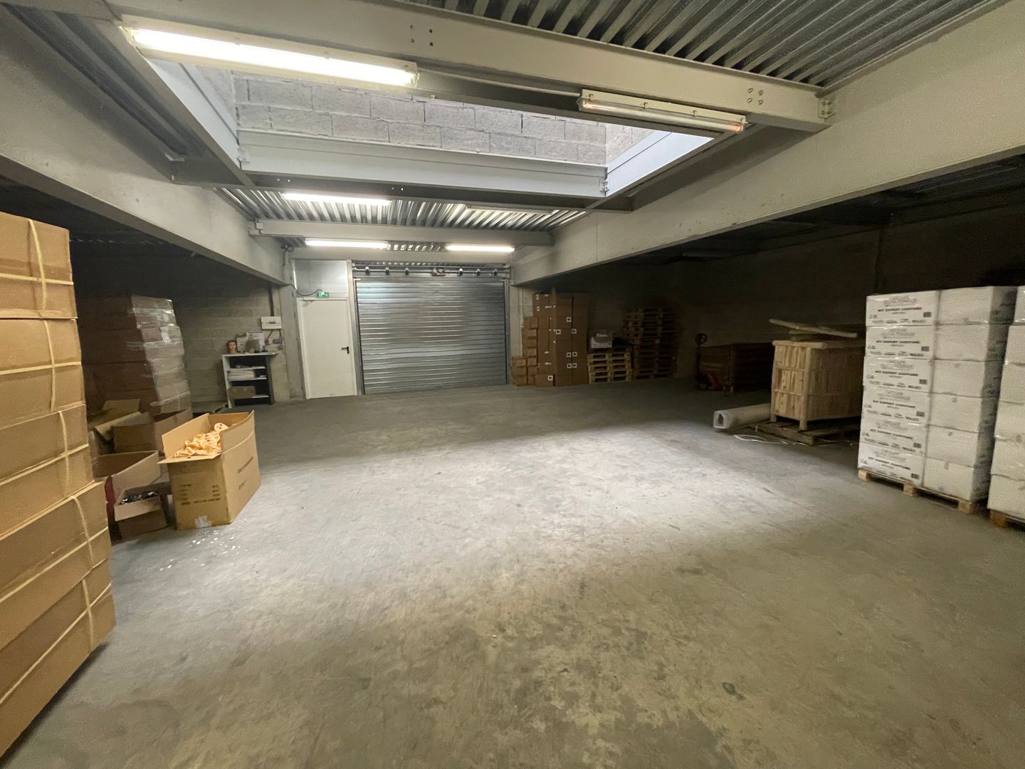 entrepôt de 374m², Aubagne (Bouches-du-Rhône)