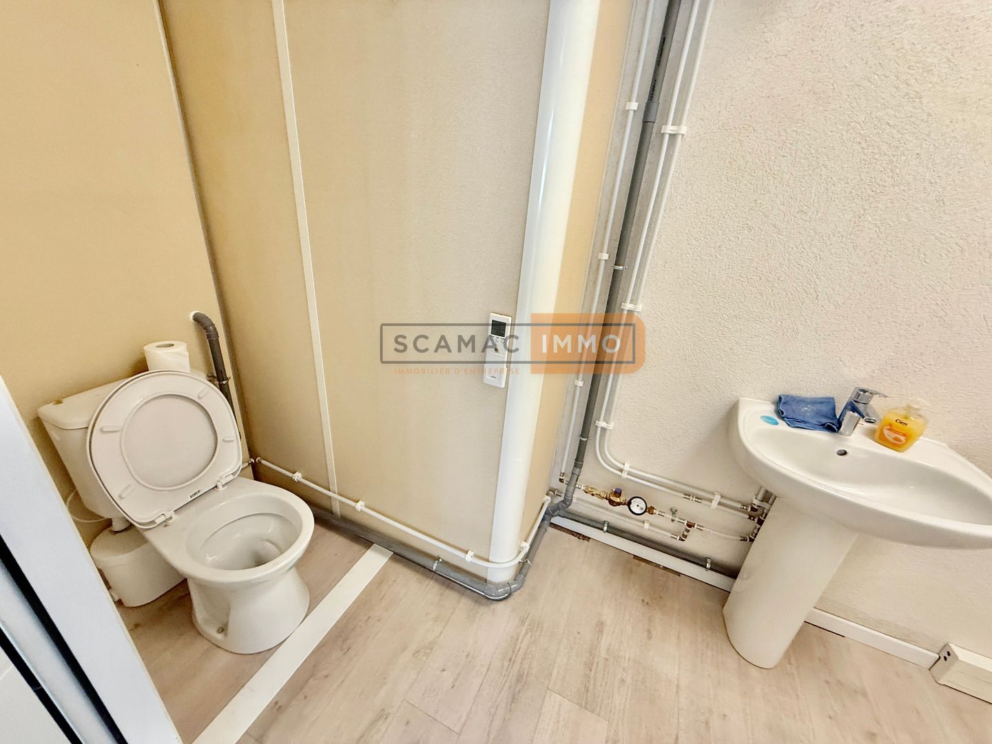 bureau de 75m², Fréjus (Var)