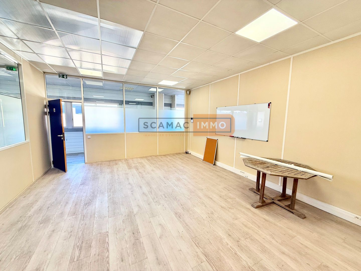 bureau de 75m², Fréjus (Var)