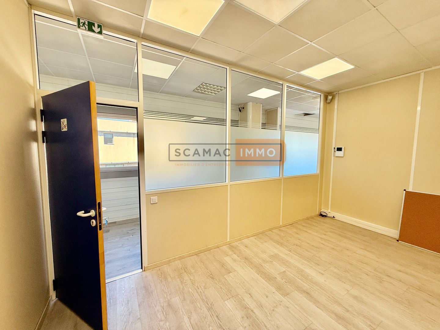 bureau de 75m², Fréjus (Var)