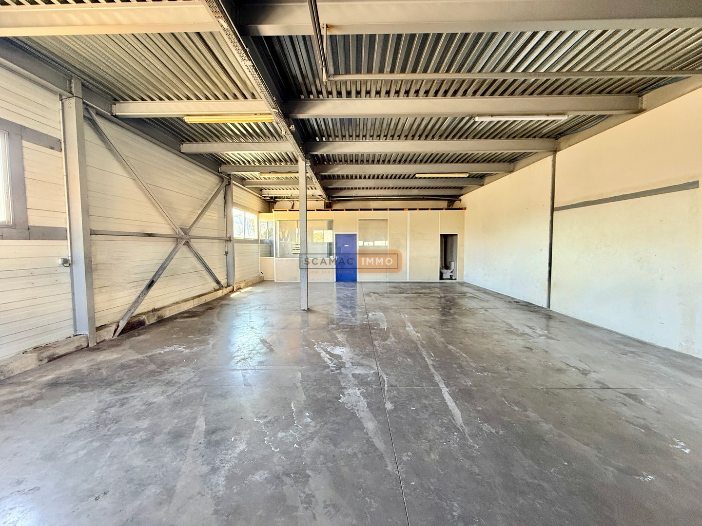 entrepôt de 140m², Fréjus (Var)