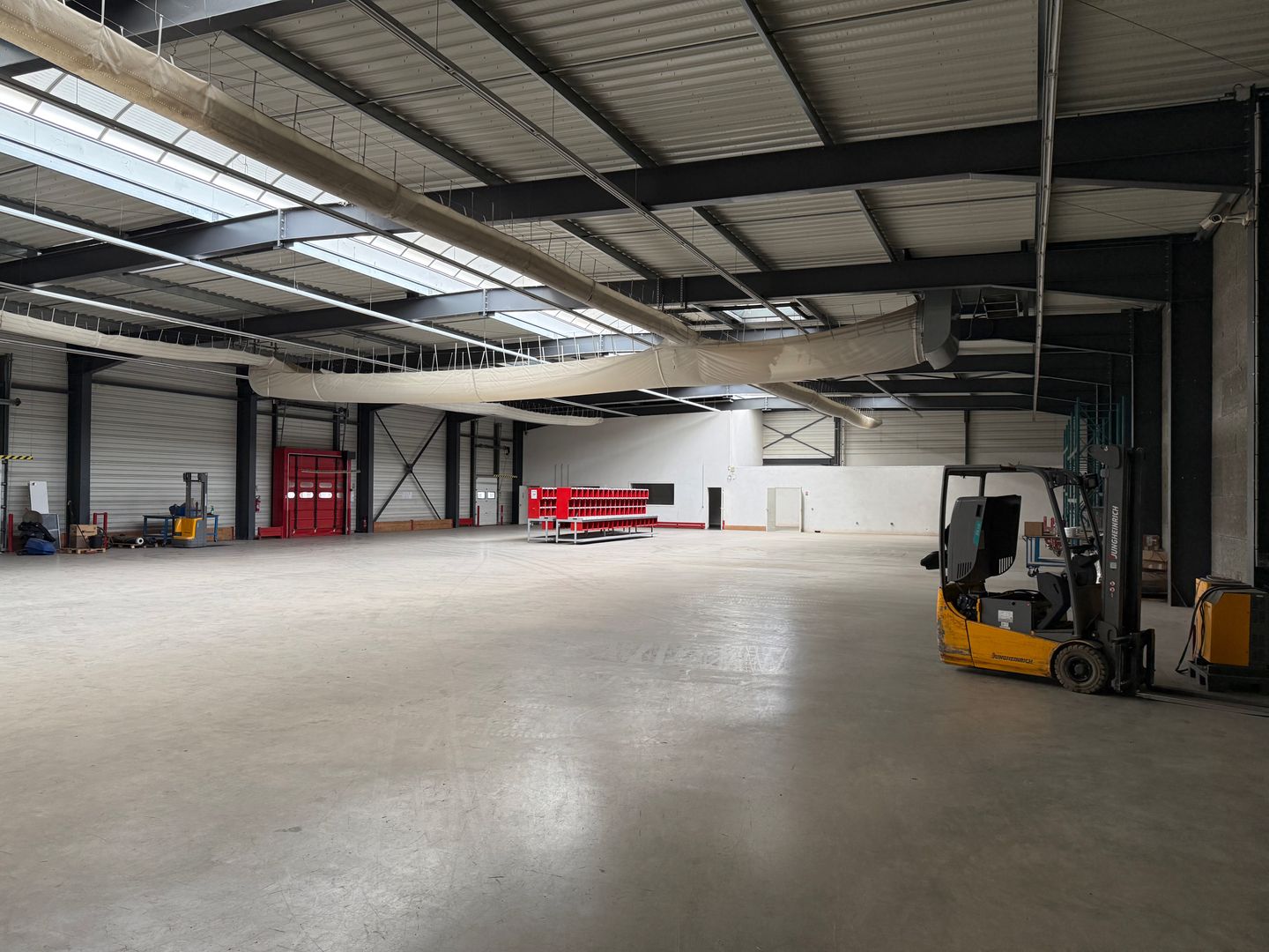 local d'activités de 1&nbsp;725m², Fréjus (Var)