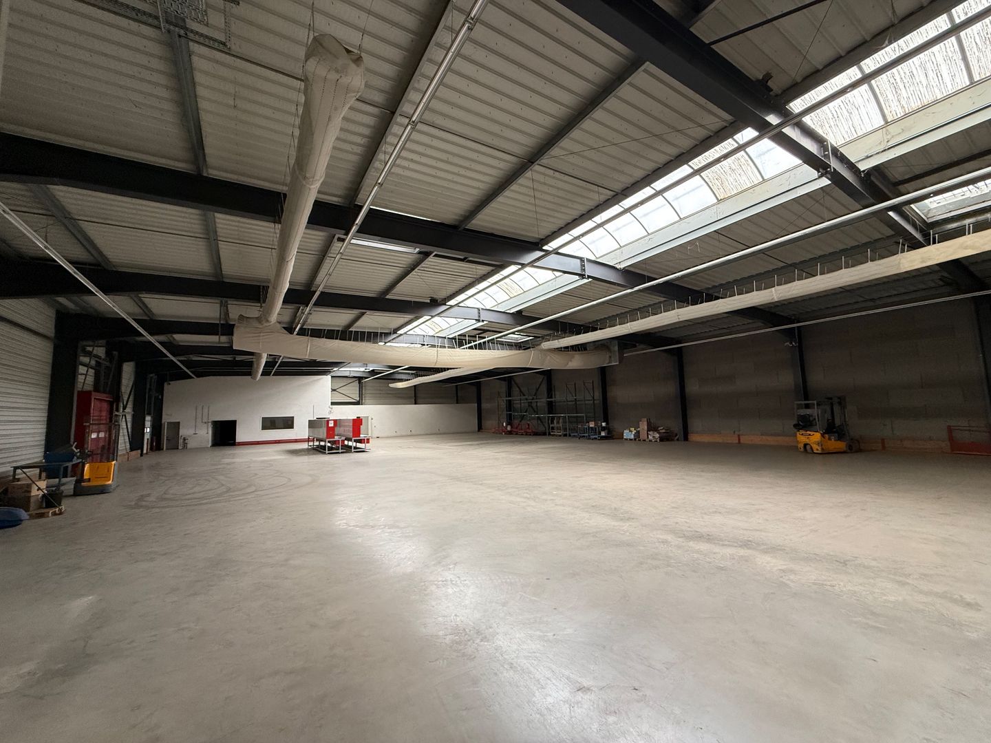 local d'activités de 1&nbsp;725m², Fréjus (Var)