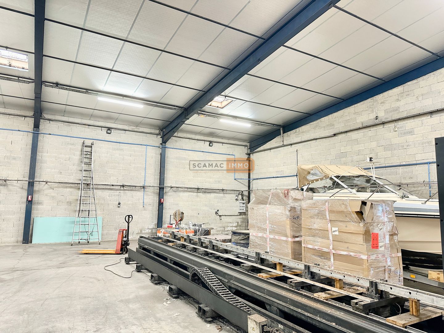 entrepôt de 400m², Puget-sur Argens (Var)