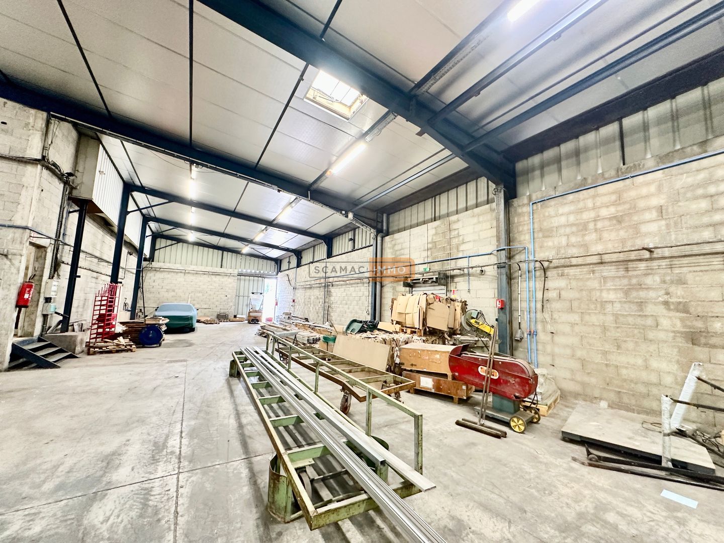 entrepôt de 400m², Puget-sur Argens (Var)