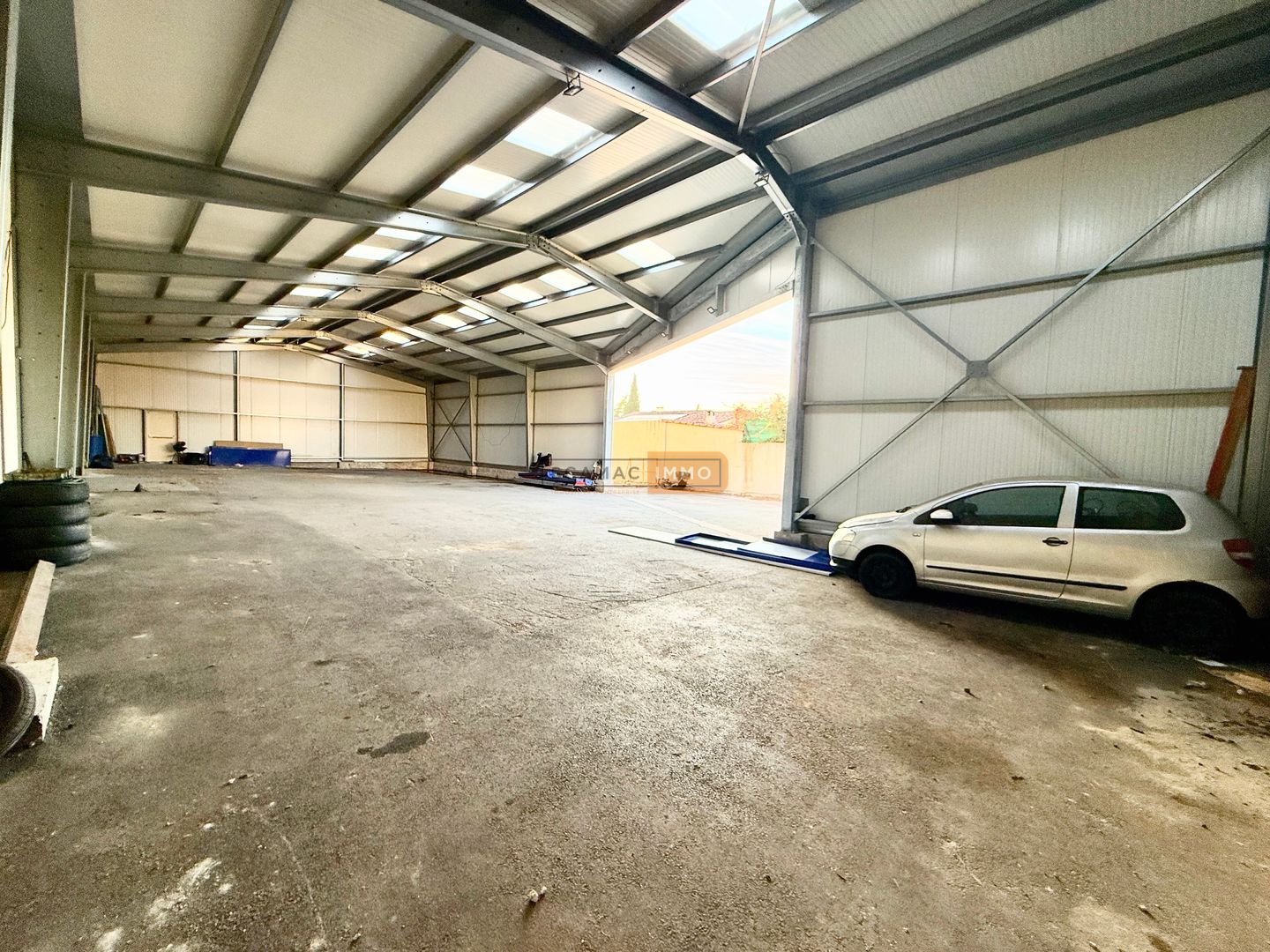 entrepôt de 878m², Puget-sur Argens (Var)