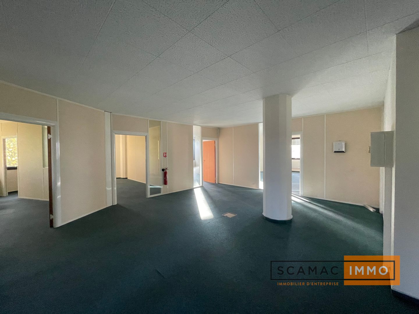 bureau de 295m², Saint-Aubin (Essonne)