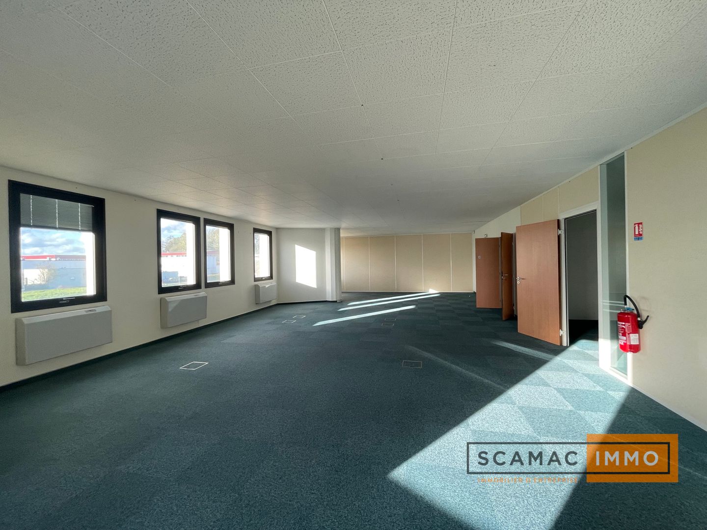 bureau de 295m², Saint-Aubin (Essonne)