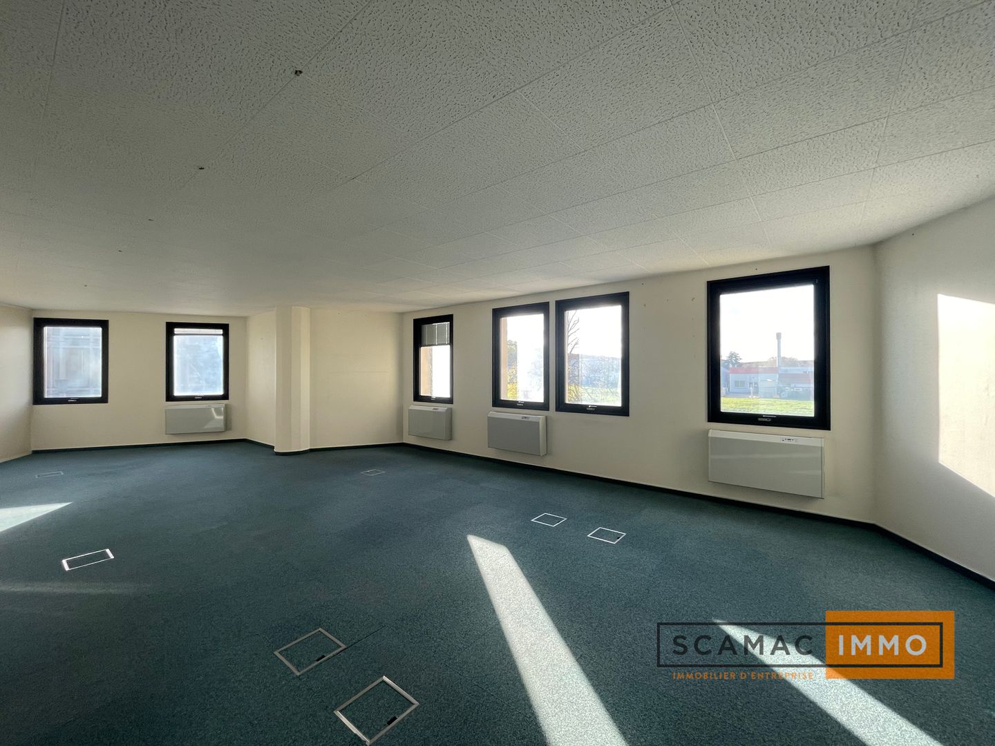 bureau de 295m², Saint-Aubin (Essonne)