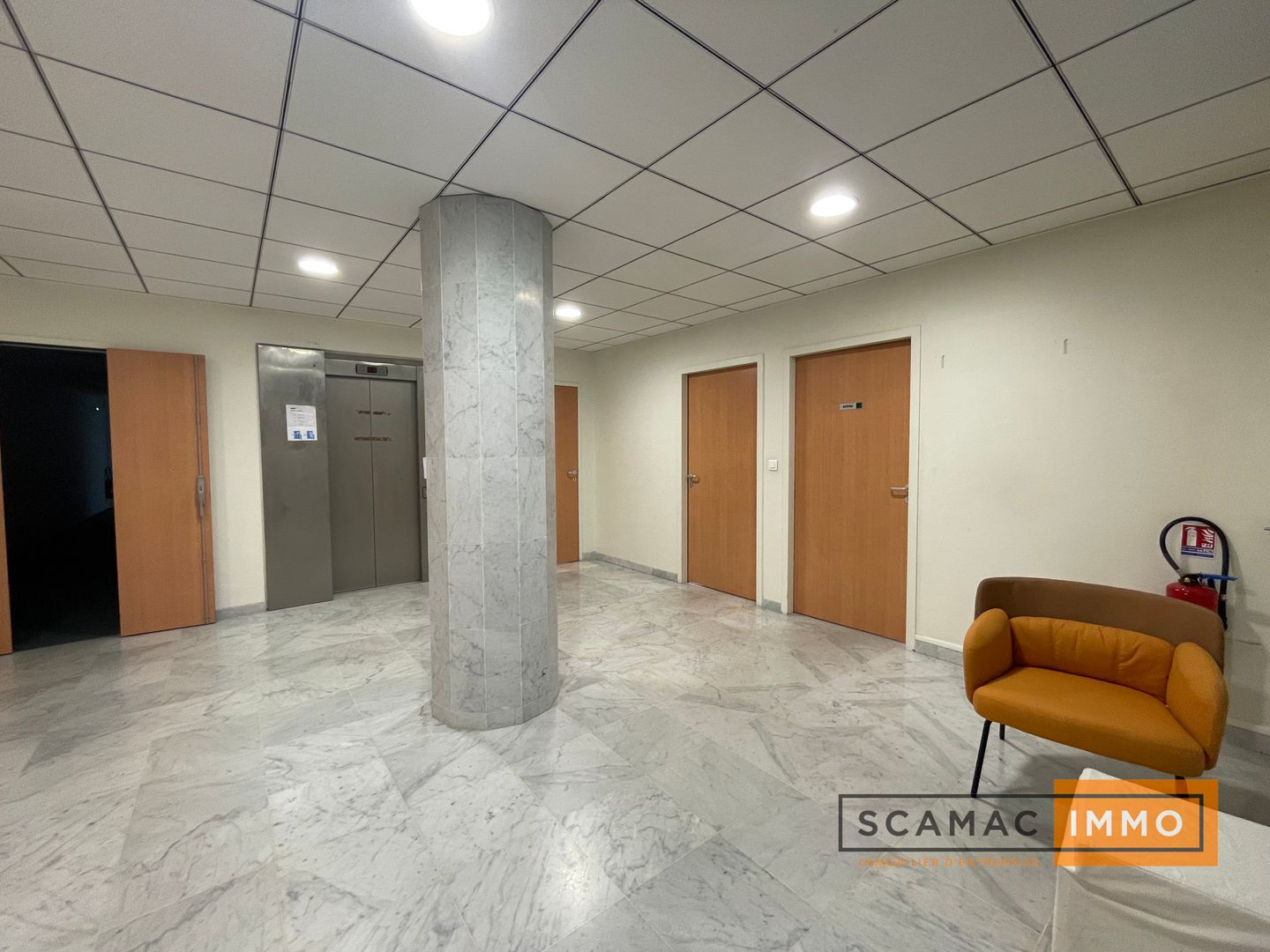 bureau de 295m², Saint-Aubin (Essonne)