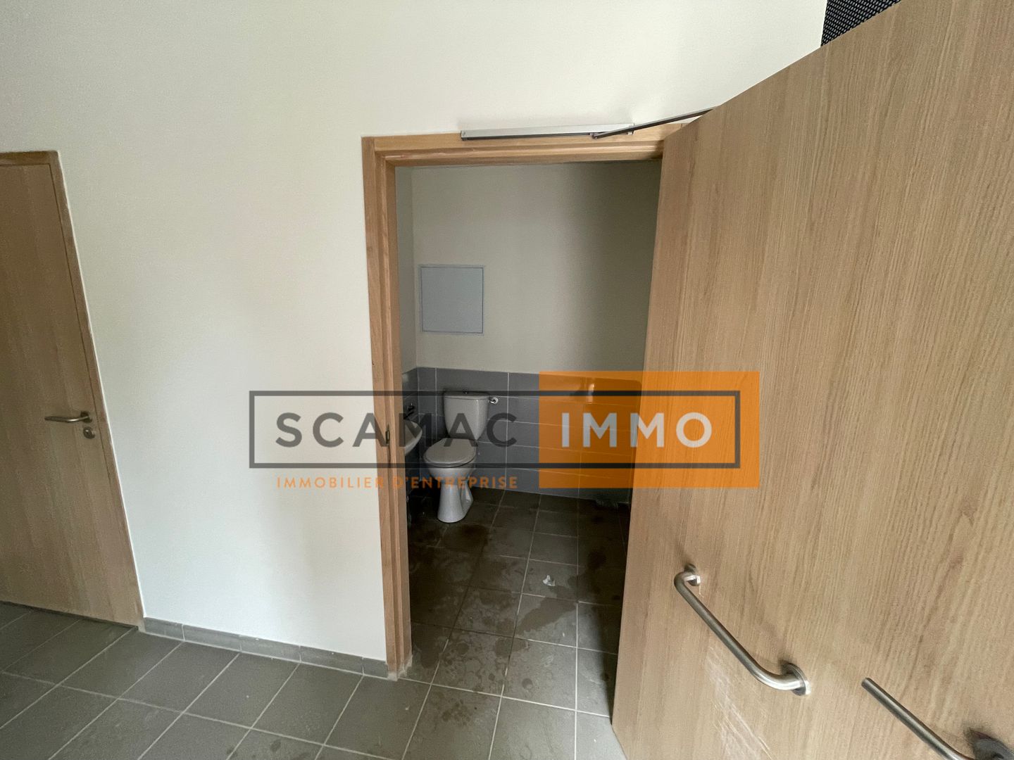 local d'activités de 531m², Osny (Val-d'Oise)