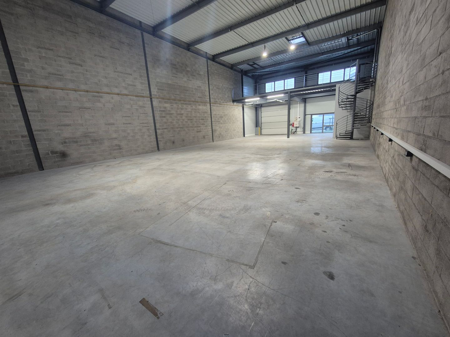 local d'activités de 883m², Louvres (Val-d'Oise)