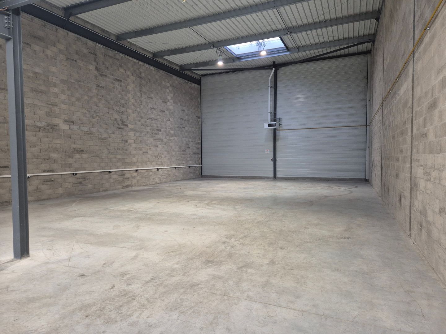 local d'activités de 883m², Louvres (Val-d'Oise)