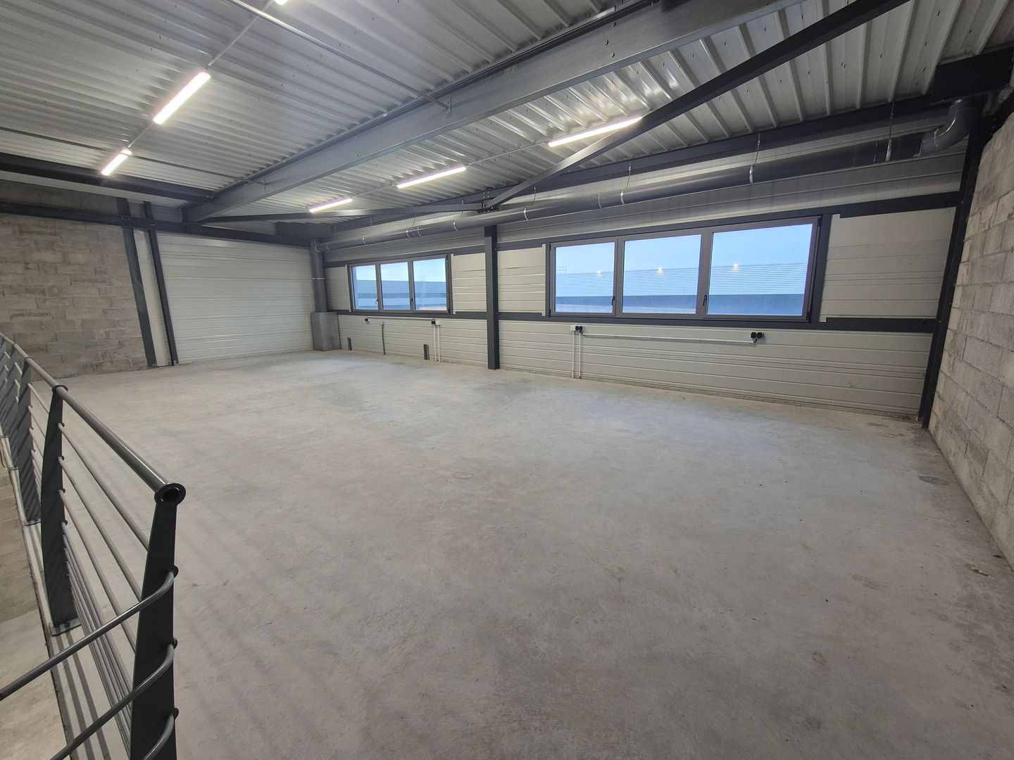 local d'activités de 883m², Louvres (Val-d'Oise)