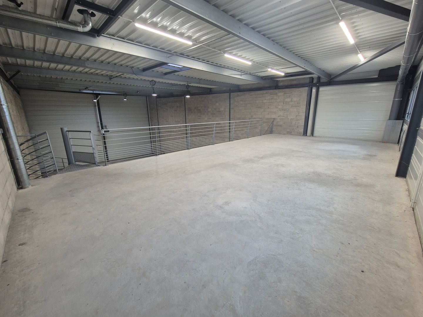 local d'activités de 883m², Louvres (Val-d'Oise)