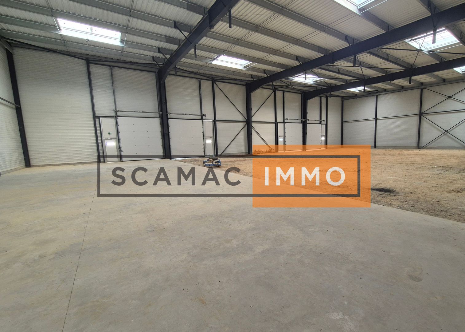 locaux mixtes de 440m², Louvres (Val-d'Oise)