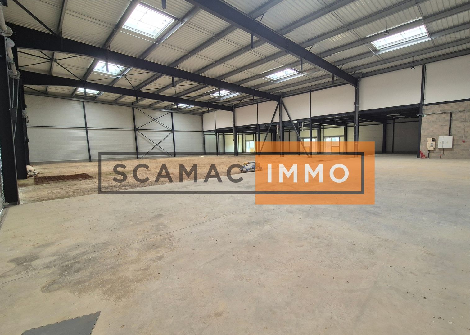 locaux mixtes de 440m², Louvres (Val-d'Oise)
