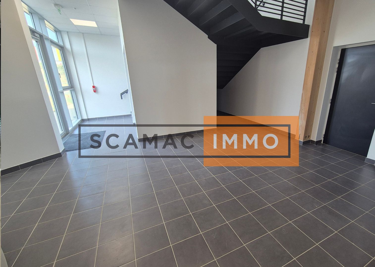 locaux mixtes de 440m², Louvres (Val-d'Oise)
