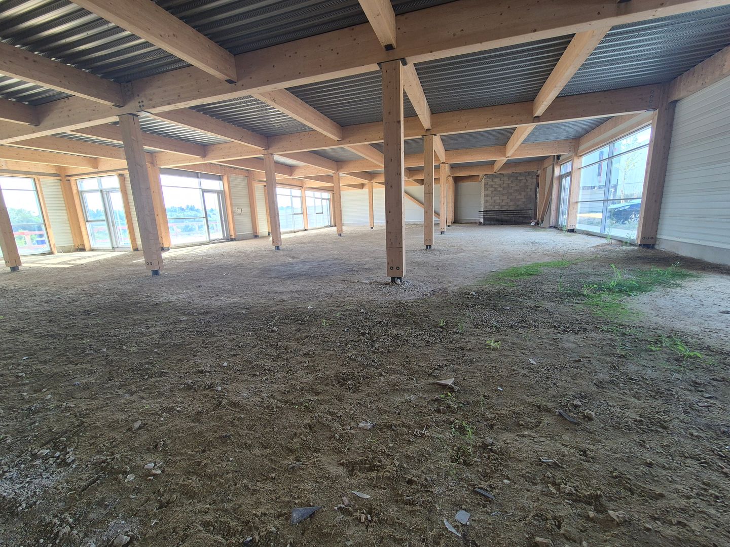 local commercial de 932m², Louvres (Val-d'Oise)