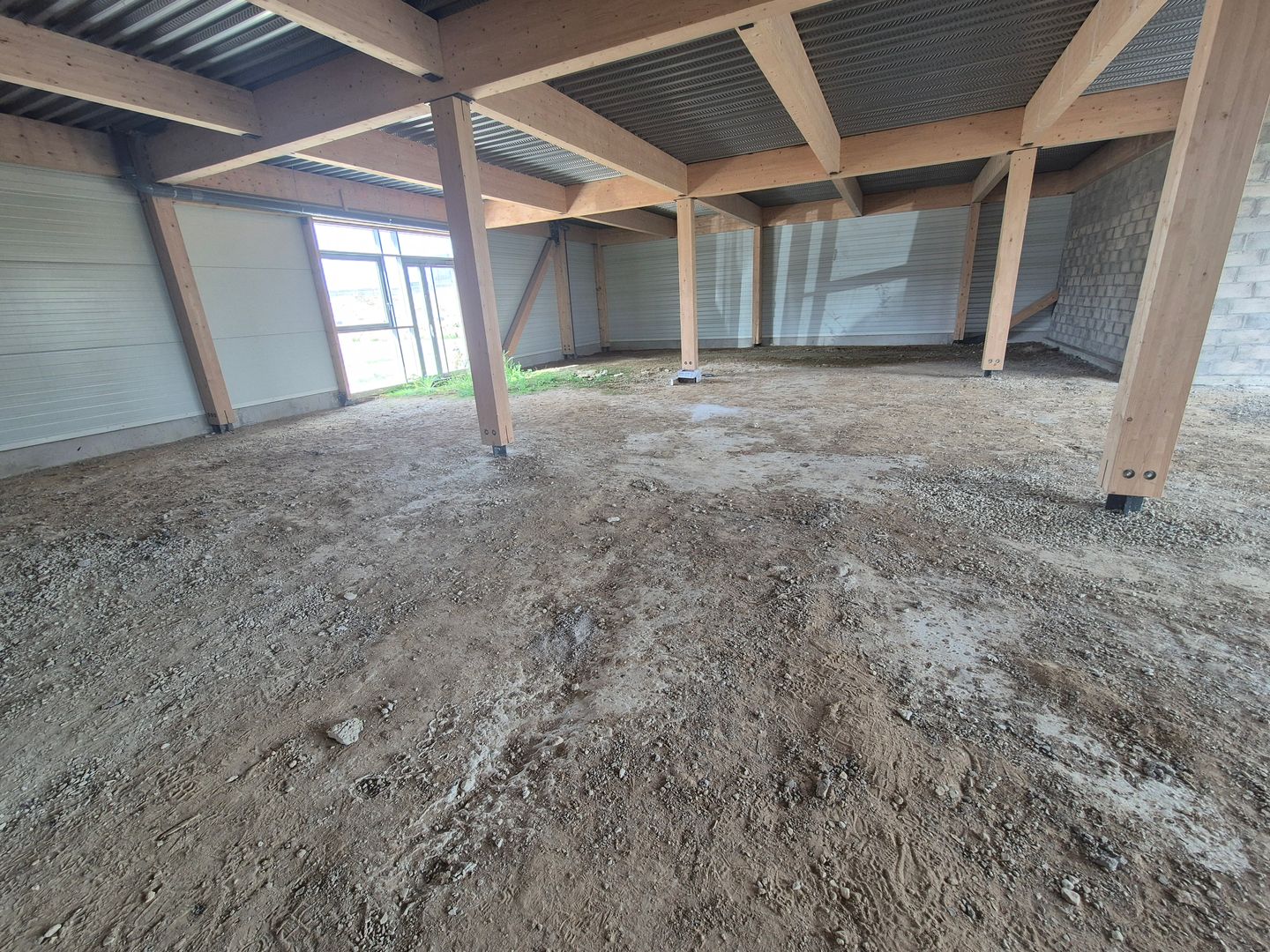 local commercial de 932m², Louvres (Val-d'Oise)