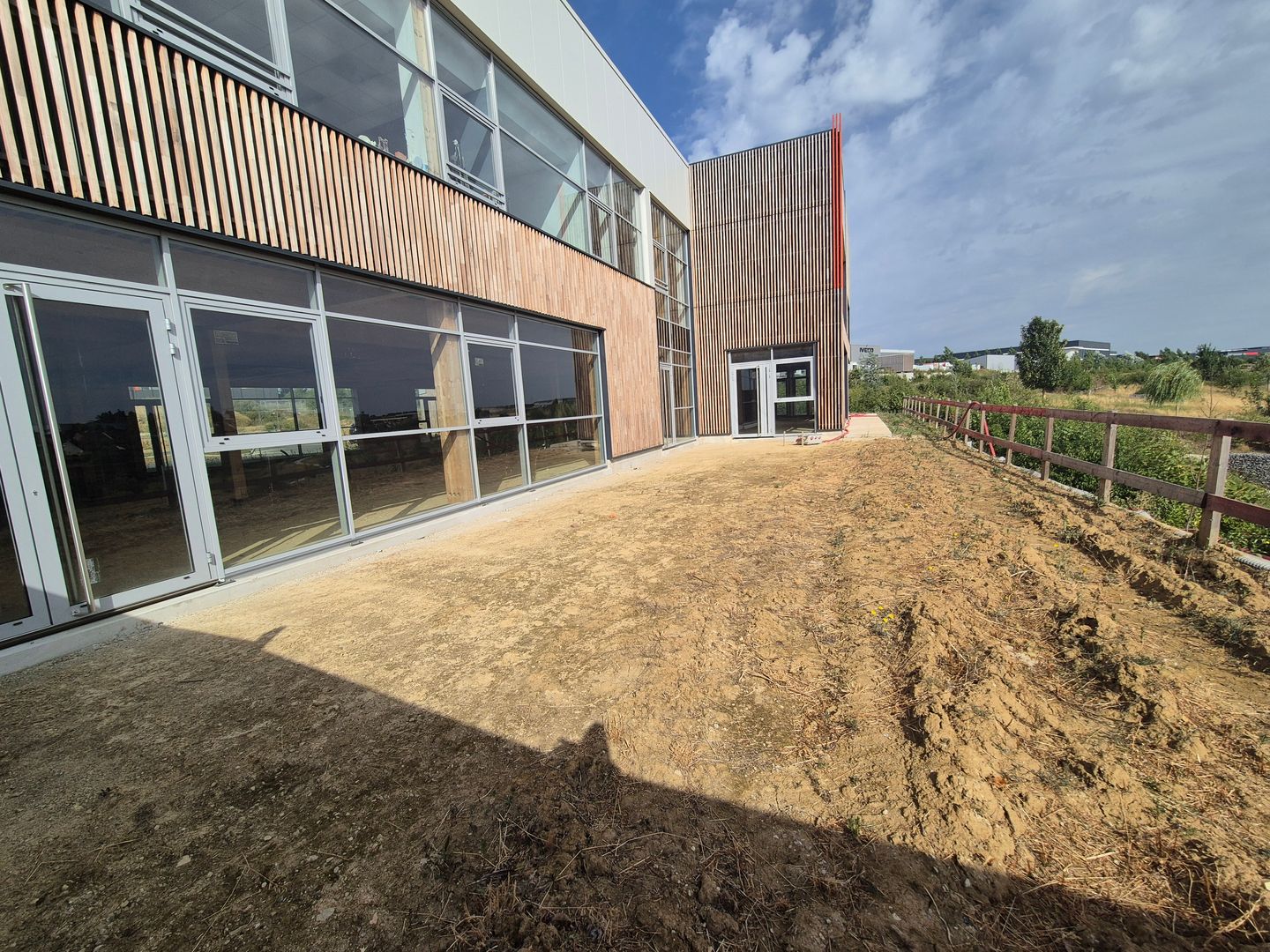 local commercial de 932m², Louvres (Val-d'Oise)