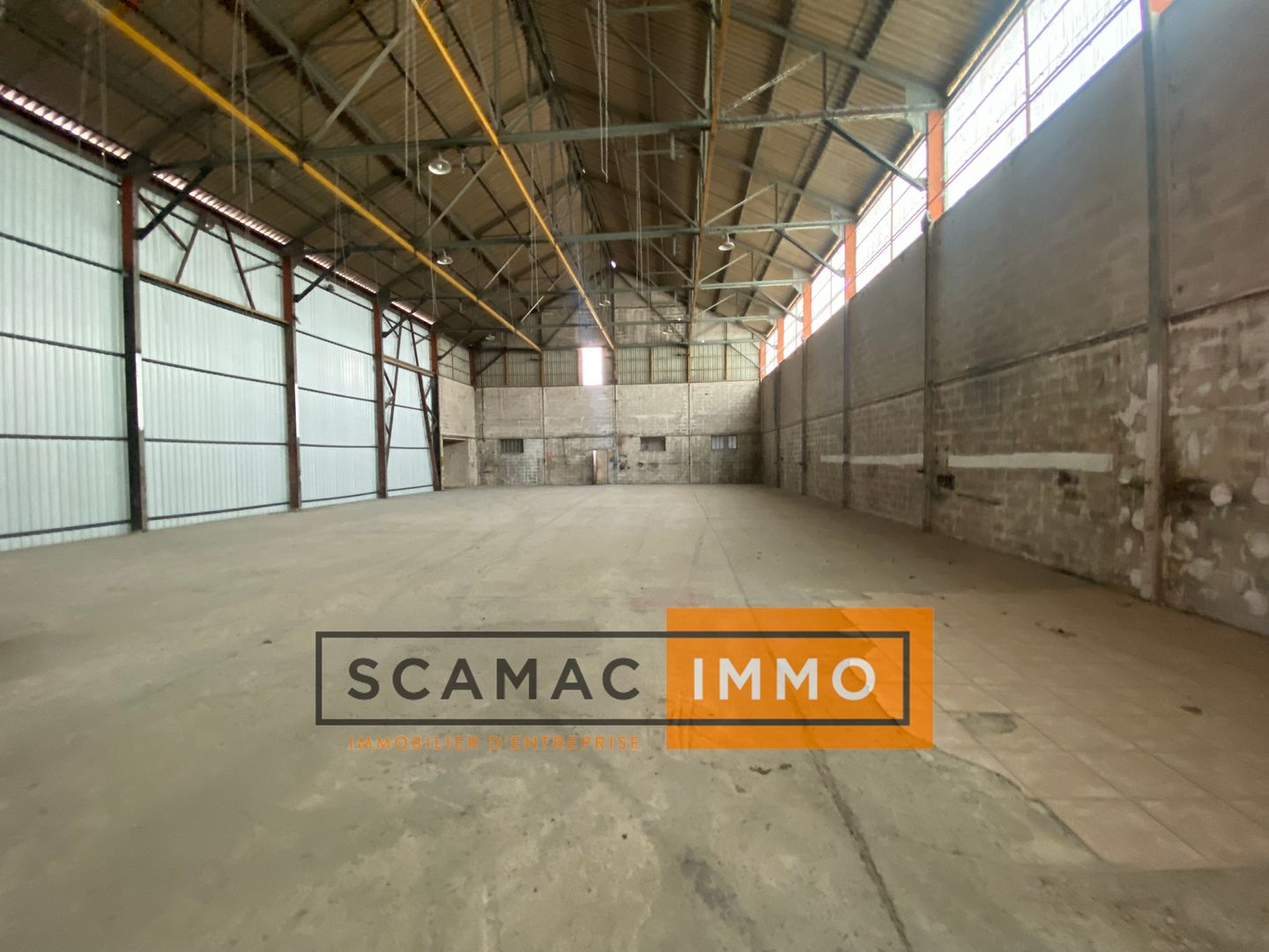 local d'activités de 735m², Manosque (Alpes-de-Haute-Provence)