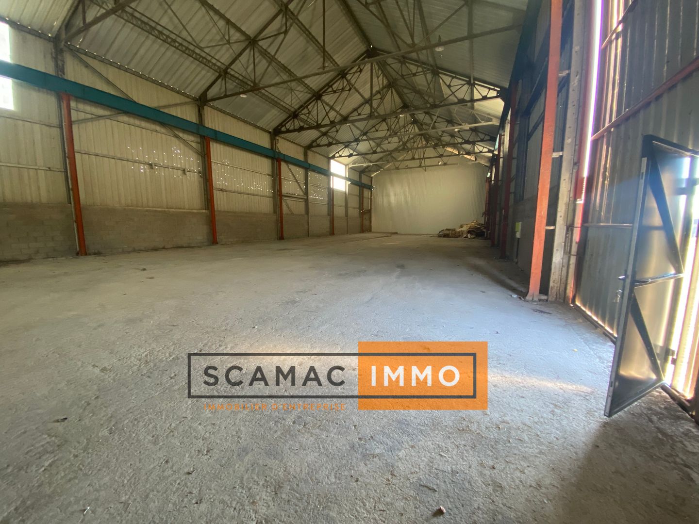 local d'activités de 735m², Manosque (Alpes-de-Haute-Provence)