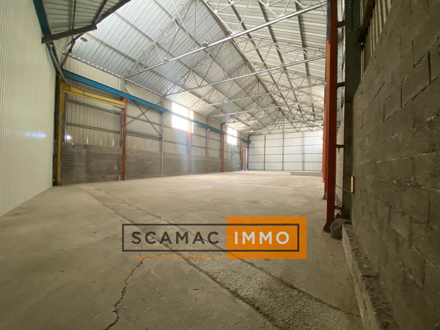 local d'activités de 772m², Manosque (Alpes-de-Haute-Provence)